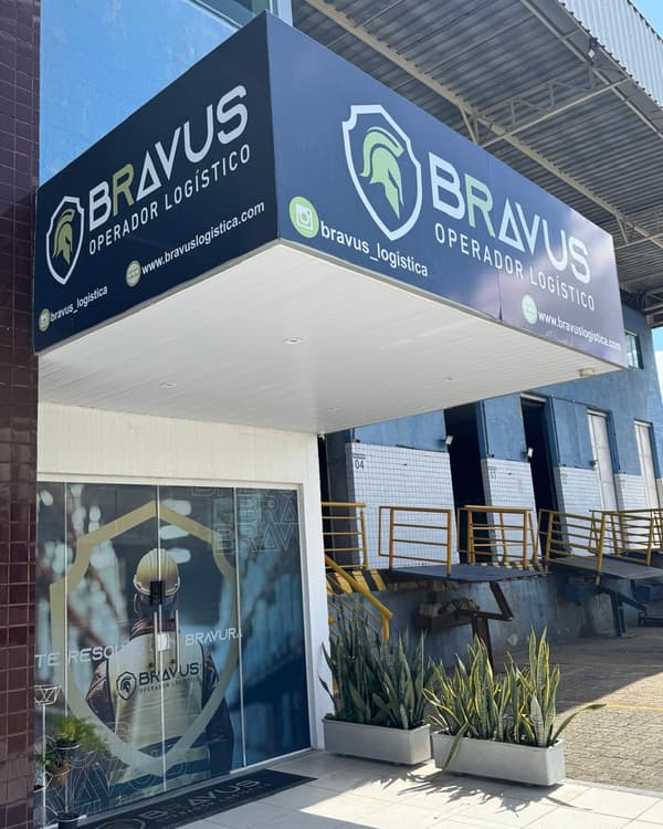 Fachada da Bravus Operador Logístico com as docas de carregamento ao lado